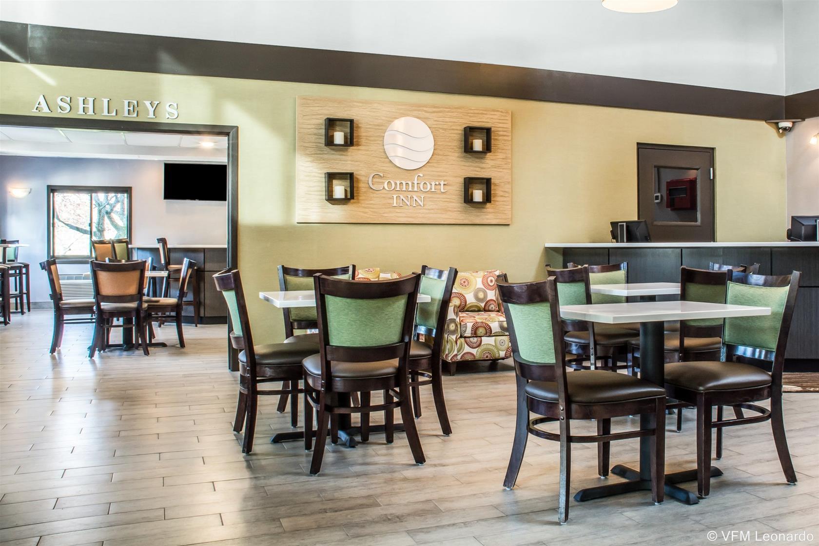 Clarion Pointe - Falconer Hotel
